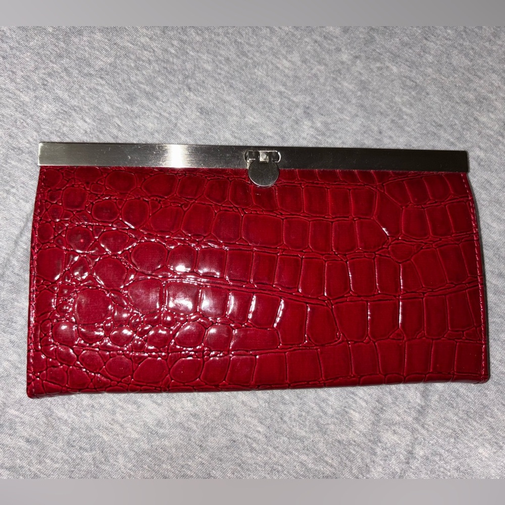 Chic Red Crocodile-Embossed Clutch